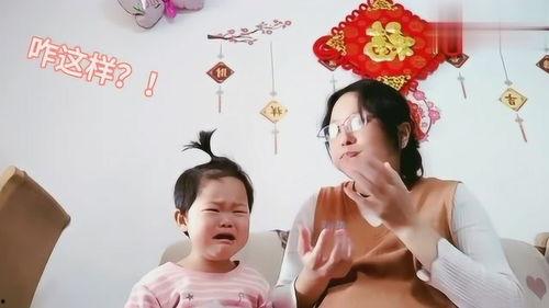 2岁宝宝吃瓜的视频,萌态十足引网友爆笑