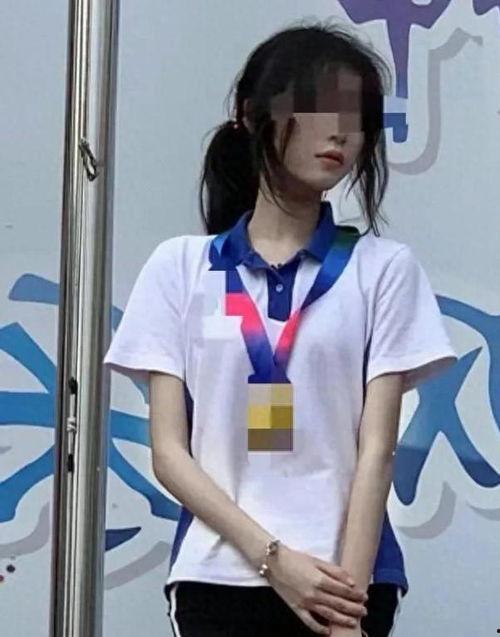 情侣被爆吃瓜视频,甜蜜瞬间被捕捉！情侣吃瓜视频引发网友热议