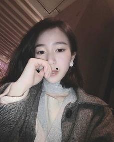 短发模特吃瓜视频,镜头下的时尚魅力