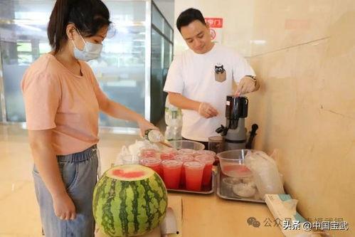 潍坊干部吃瓜事件视频,公职人员形象再受考验