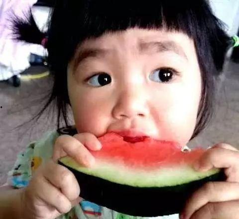 吃小瓜的小孩视频播放,跟随镜头见证孩子们的欢乐时光