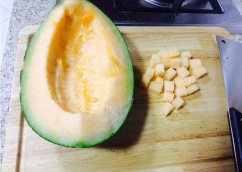 导游吃哈密瓜视频,甜蜜滋味引游客围观